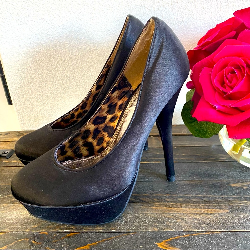 Traffic Satin Pumps (Size 6).🌹